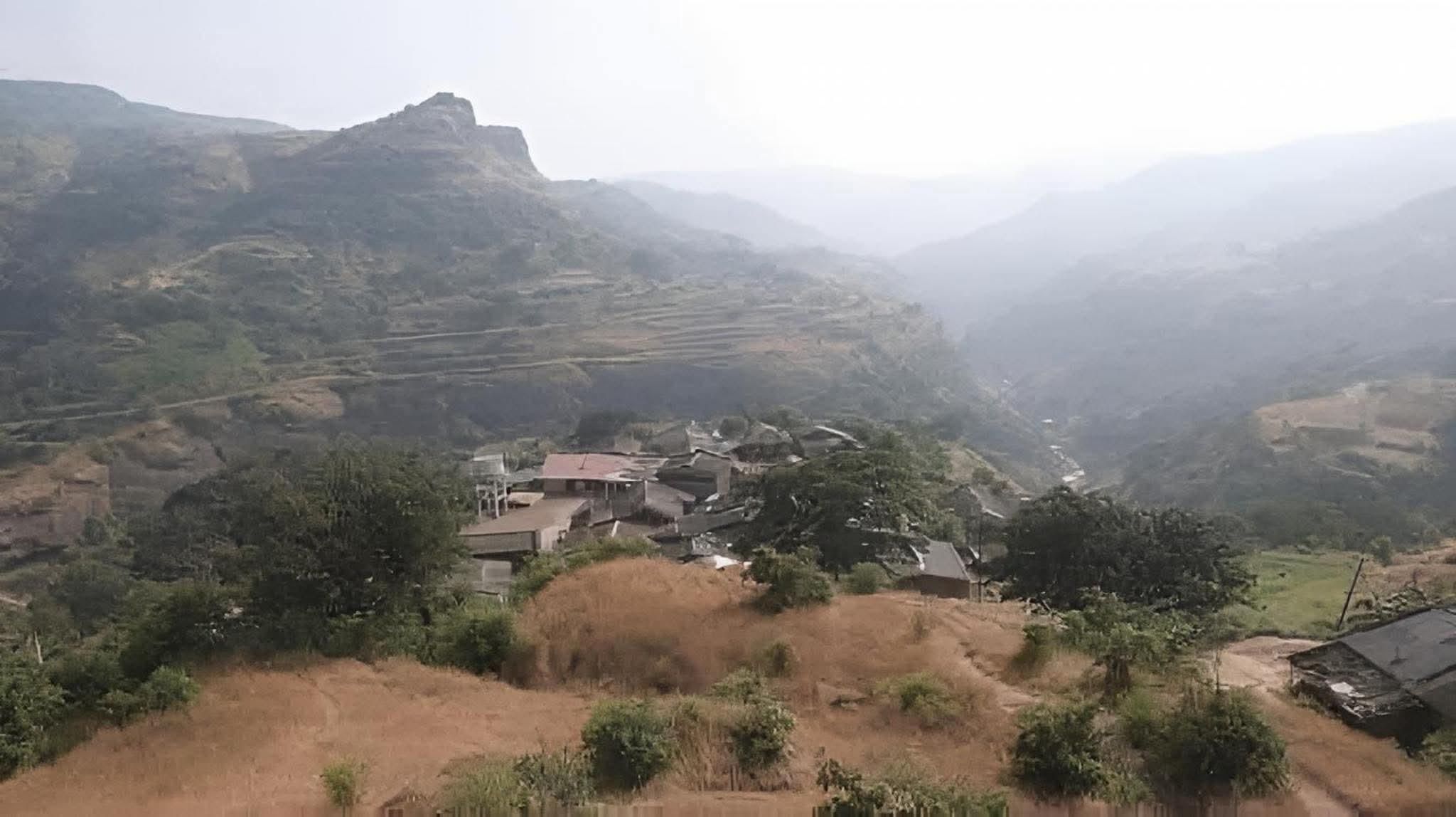 महाराष्ट्रातील ‘सूर्याला लपवणारे’ गाव : फोफसंडी — जिथे दिवस फक्त ६–७ तासांचा, निसर्ग आणि इतिहासाचा अद्भुत संगम