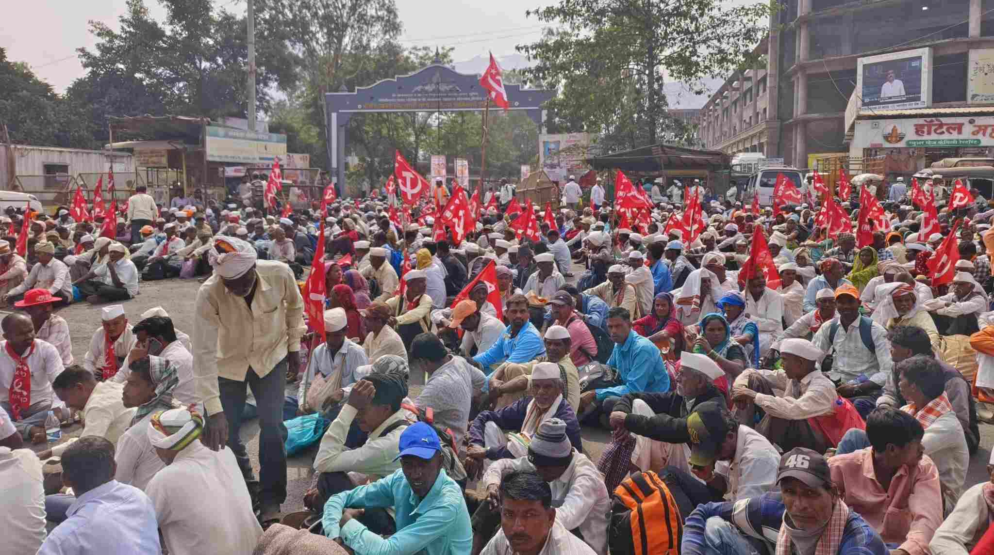 शेतकरी–आदिवासींचा संताप रस्त्यावर : त्र्यंबकेश्वरमध्ये अखिल भारतीय किसान सभेचे भव्य ठिय्या आंदोलन