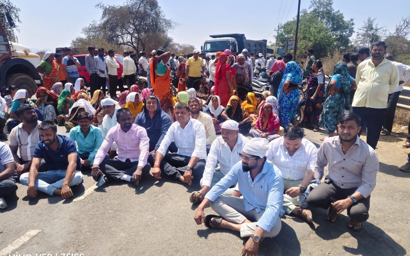 दारणा नदीत बेपत्ता साहिल जाधव प्रकरण : पाणी बंद न केल्याने संतप्त ग्रामस्थांचा घोटी–सिन्नर महामार्गावर रास्तारोको