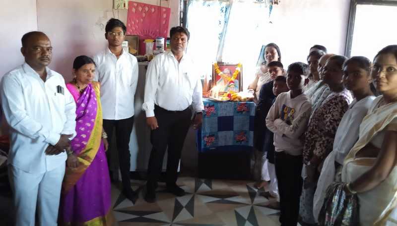 स्मृतिदिनानिमित्त समाजसेवेचा आदर्श उपक्रम;महासुर्य फाउंडेशनचे संस्थापक अध्यक्ष अ‍ॅड. भारत बुकाने परिवाराकडून वृद्धाश्रमातील ज्येष्ठांना मदतीचा हात