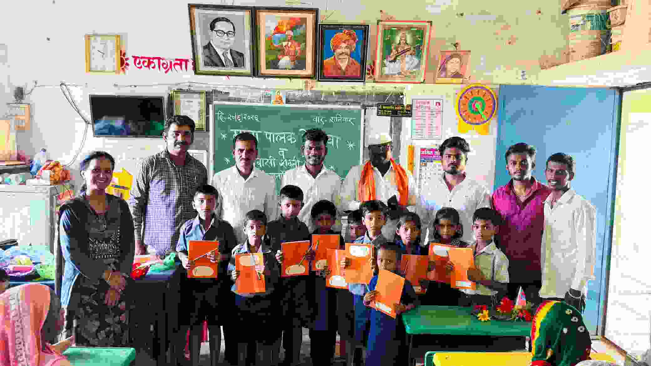 आदिवासी शक्ती सेनेचा सामाजिक उपक्रम; गरजू विद्यार्थ्यांना शालेय साहित्याचे वाटप, स्व. रमेश भाऊ बांगारे यांच्या जयंतीनिमित्त शेवगेडांग फणसवाडी येथे विद्यार्थ्यांना शैक्षणिक मदतीचा हात