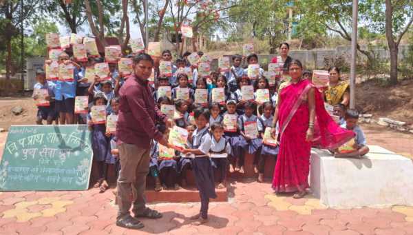 आदिवासी विद्यार्थ्यांच्या शिक्षणाला ‘अमास सेवा ग्रुप’चा हातभार; तिल्लोळी शाळेतील 100 विद्यार्थ्यांना शैक्षणिक साहित्याचे वाटप