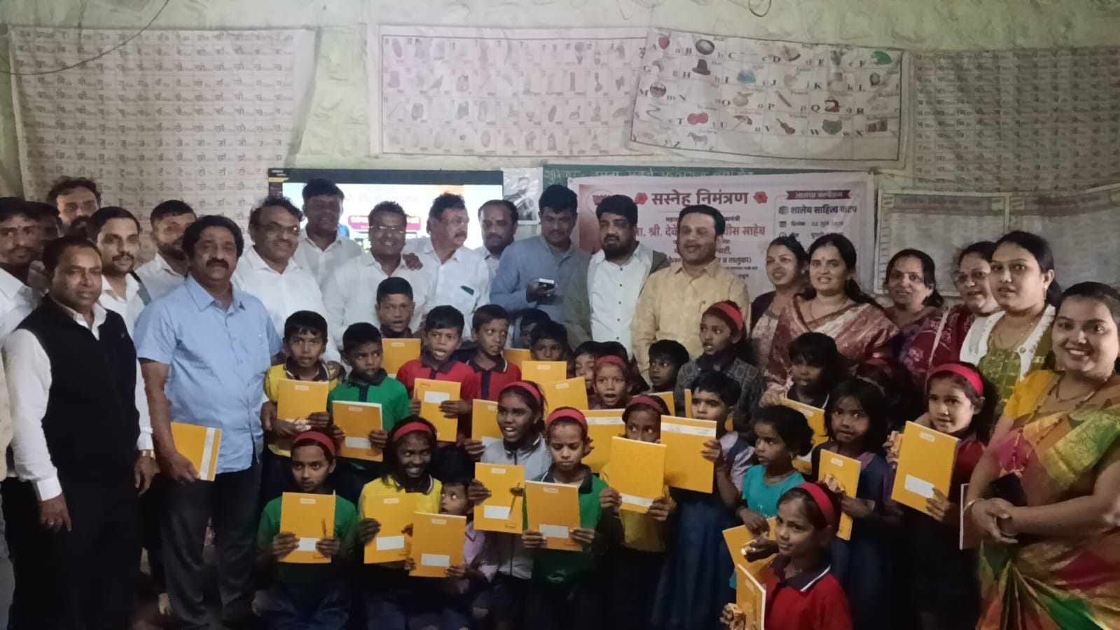 मुख्यमंत्री देवेंद्र फडणवीस यांच्या वाढदिवसानिमित्त त्र्यंबकेश्वर  भाजपचे समाजोपयोगी उपक्रम; विद्यार्थ्यांना शालेय साहित्य व खाऊ वाटप