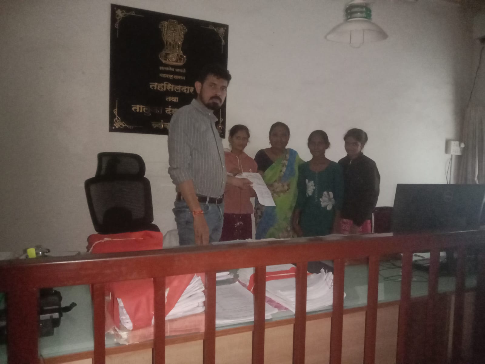 शैक्षणिक हक्कांसाठी त्र्यंबकेश्वरात श्रमजीवी संघटनेचा एल्गार; NEET पेपरफुटीपासून बारावीपर्यंत मोफत शिक्षणाच्या मागणीसाठी तहसीलदारांना निवेदन