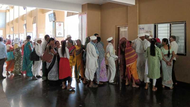 1 ऑगस्टपासून NCMC स्मार्ट कार्ड बंधनकारक; त्र्यंबकेश्वर बसस्थानकात कार्डसाठी नागरिकांची मोठी गर्दी