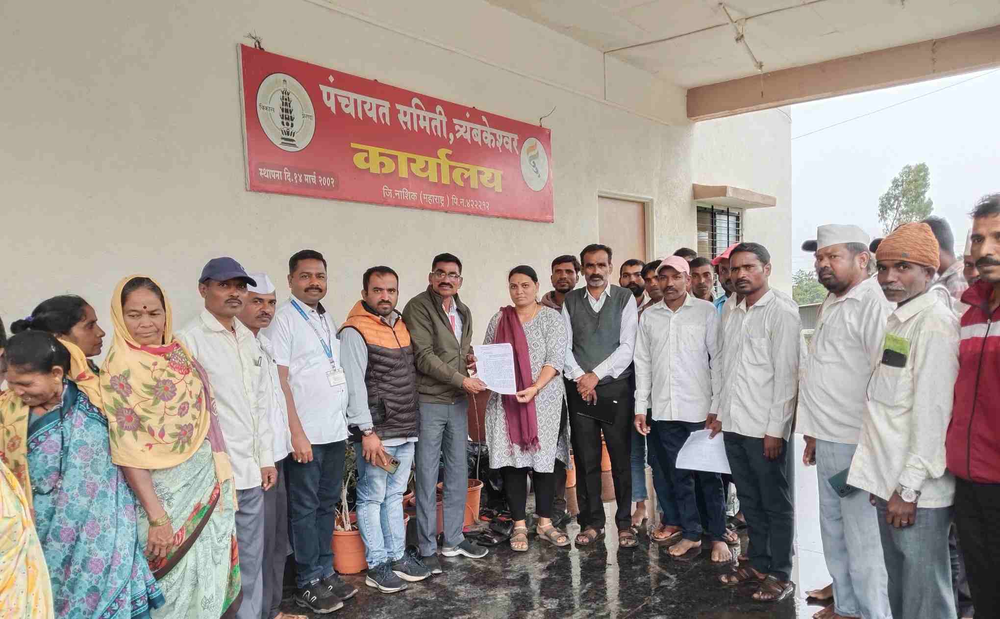 घरकुल अनुदानासाठी शेकडो लाभार्थ्यांचा पंचायत समितीवर ठिय्या; गटविकास अधिकाऱ्यांच्या लेखी आश्वासनानंतर आंदोलन स्थगित