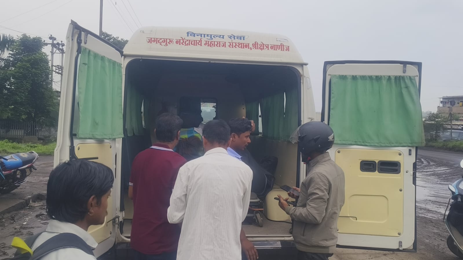 गोंदे फाट्यावर अज्ञात वाहनाची दुचाकीला धडक; पती-पत्नी गंभीर जखमी